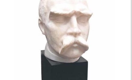 Można było kupić głowę Piłsudskiego wykutą w marmurze.