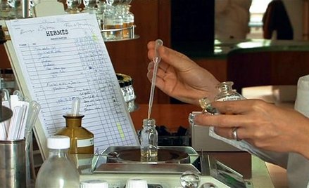 Perfumy. Francuska finezja o sekretach produkcji perfum