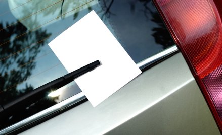 Plaga fałszywych mandatów za wycieraczkami. KAS ostrzega przed nową metodą oszustwa