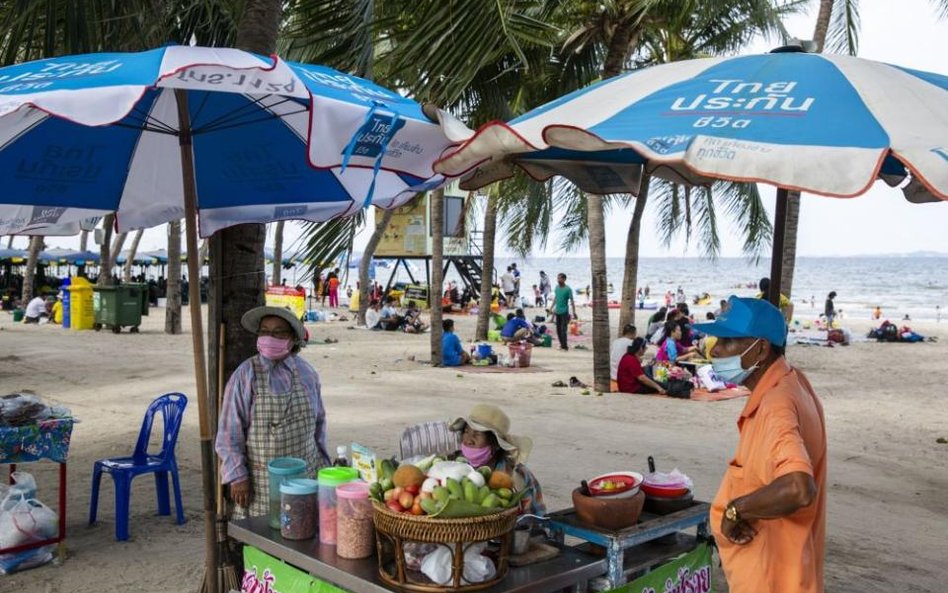 Tajowie korzystają z uroków plaż