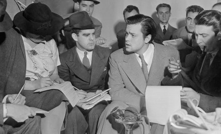 31 października 1938 r.: Orson Welles tłumaczy reporterom, że nie było jego intencją wywołanie panik