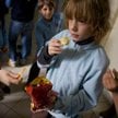 Brytyjczycy nadal karmią swoje dzieci chipsami