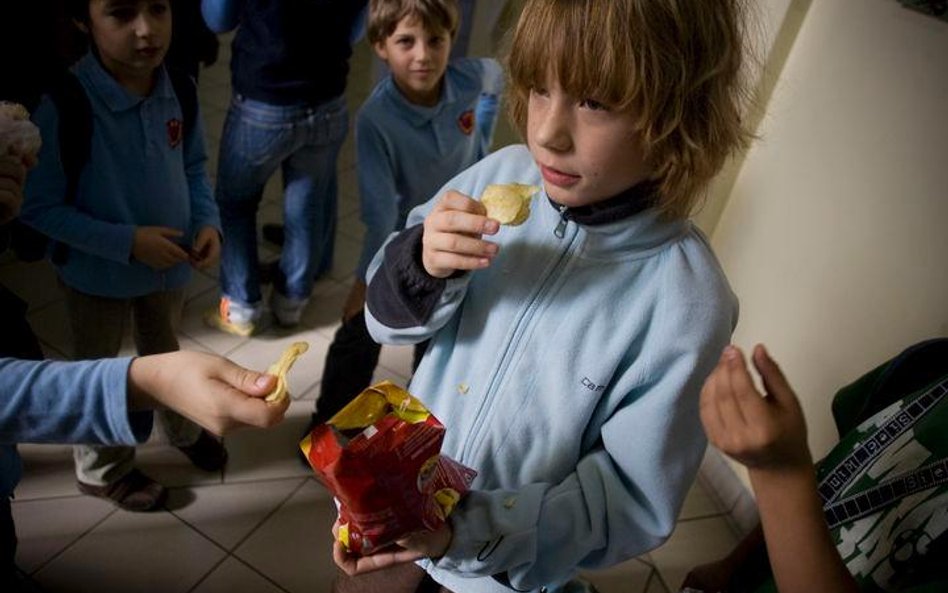 Brytyjczycy nadal karmią swoje dzieci chipsami