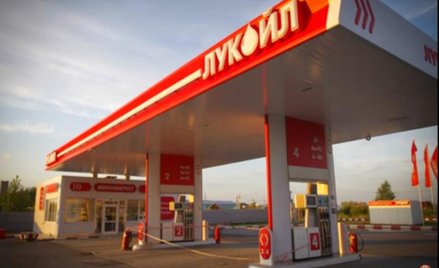 Stacja benzynowa, należąca do rosyjskiego koncernu Lukoil