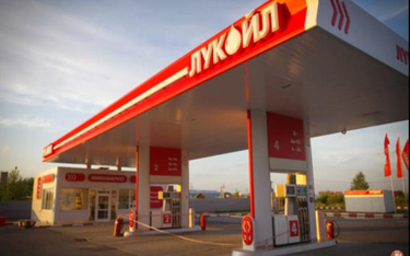 Stacja benzynowa, należąca do rosyjskiego koncernu Lukoil