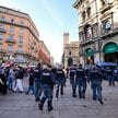 Włoscy policjanci patrolują centrum Mediolanu po weekendzie gwałtownych protestów