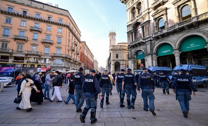 Włoscy policjanci patrolują centrum Mediolanu po weekendzie gwałtownych protestów