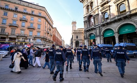 Włoscy policjanci patrolują centrum Mediolanu po weekendzie gwałtownych protestów
