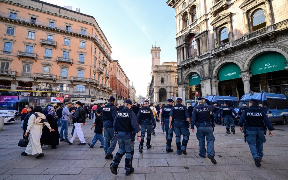 Włoscy policjanci patrolują centrum Mediolanu po weekendzie gwałtownych protestów