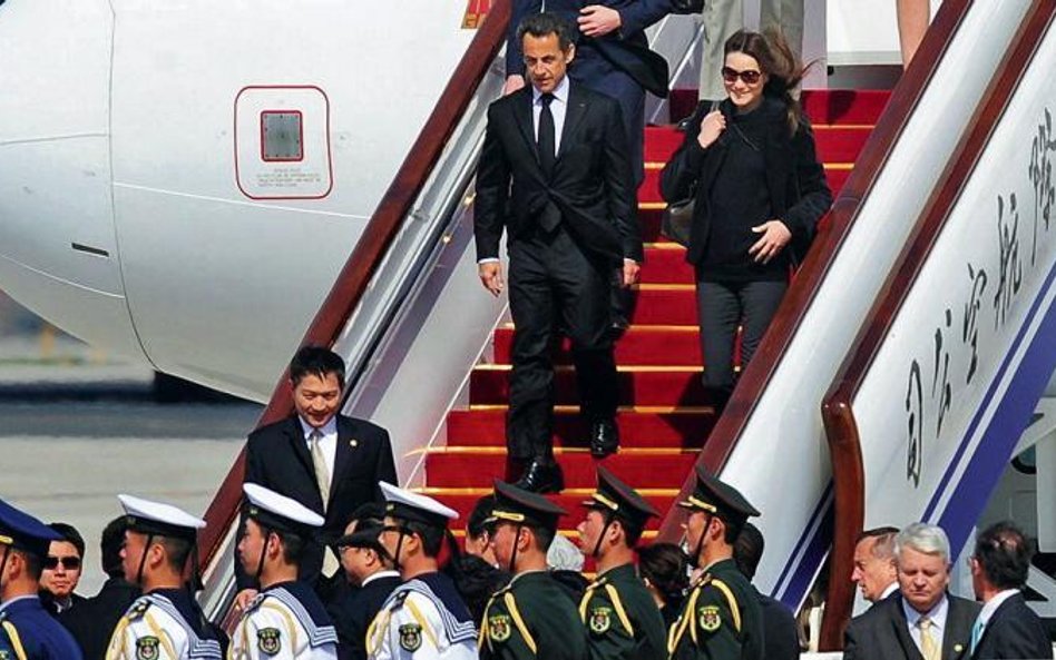 Nicolas Sarkozy przybył do Pekinu z żoną Carlą Bruni