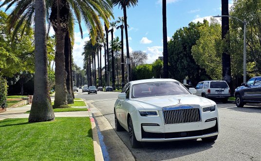 Słynne wysokie palmy w Beverly Hills i Rolls-Royce Ghost