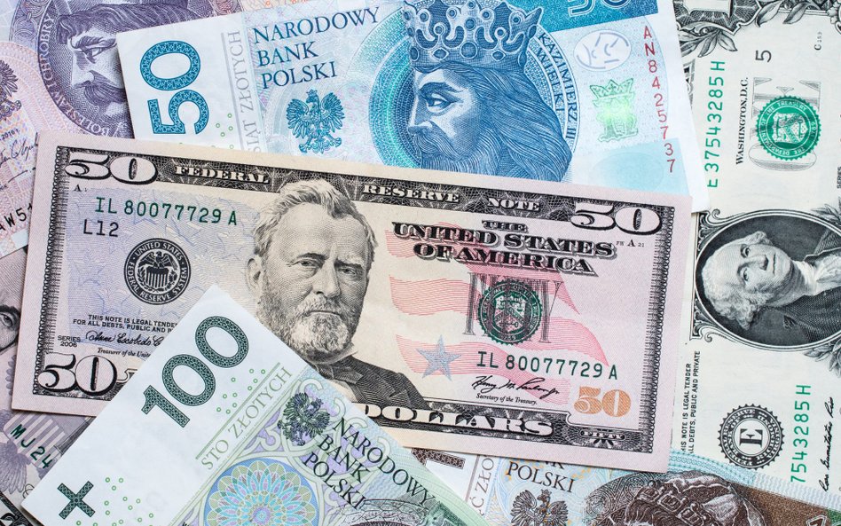 Złoty rekordowo słaby. Dolar wart tyle co euro, najwięcej w historii