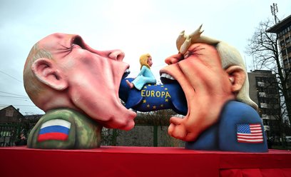 16 lutego 2026 roku, Kolonia. Wóz karnawałowy z Putinem i Trumpem próbującymi „pożreć Europę”.