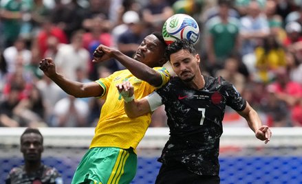 MŚ 2026, faza pucharowa. Teboho Mokoena i Stephen Eustaquio walczą o piłkę w meczu RPA – Kanada