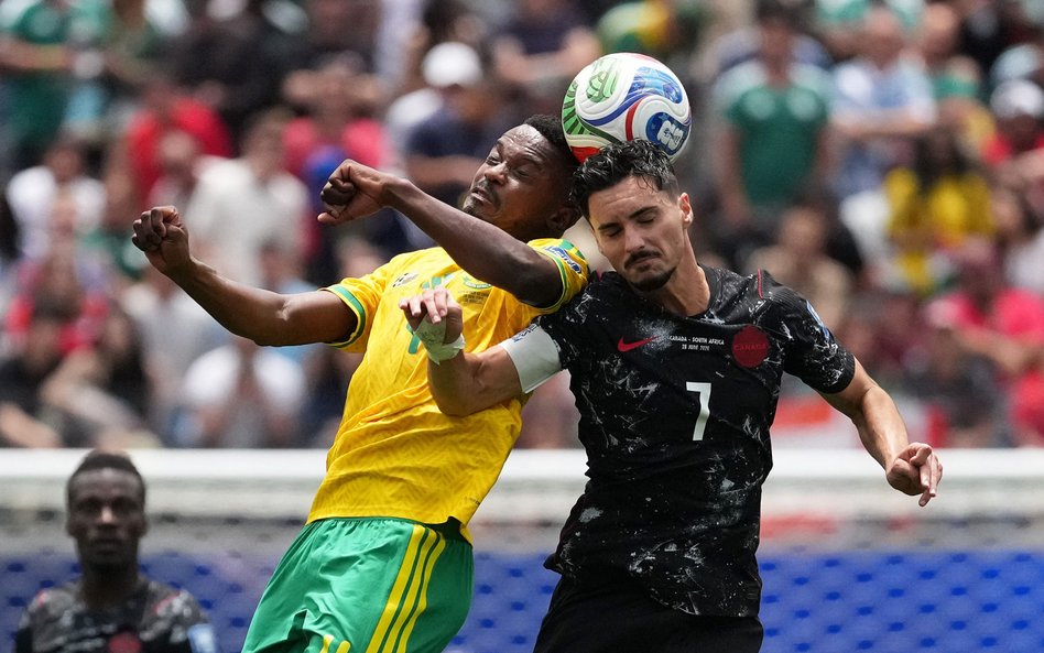 MŚ 2026, faza pucharowa. Teboho Mokoena i Stephen Eustaquio walczą o piłkę w meczu RPA – Kanada