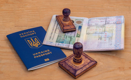 Brak ukraińskiego paszportu: czy można dalej pracować w Polsce?