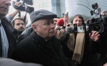 Prezes Prawa i Sprawiedliwości Jarosław Kaczyński w budynku TVP przy ulicy Woronicza w Warszawie