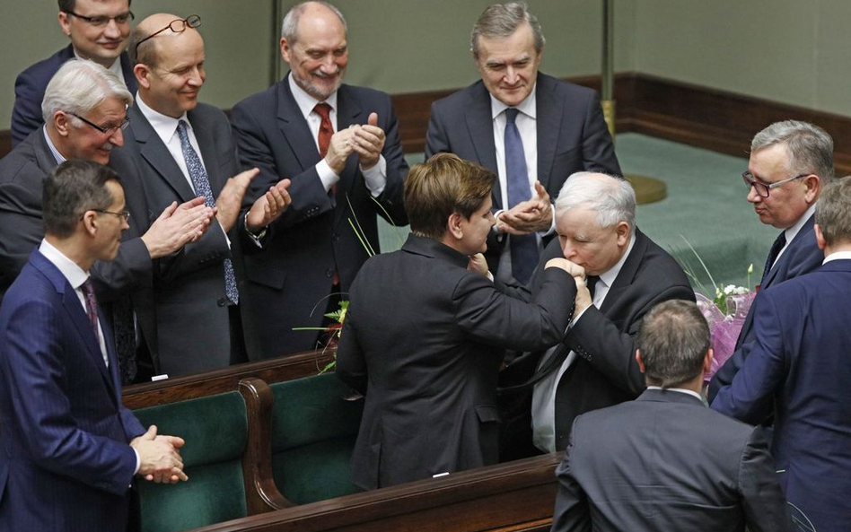 Ministrowie wpłacą na Caritas i skorzystają ulgi w podatku dochodowym PIT