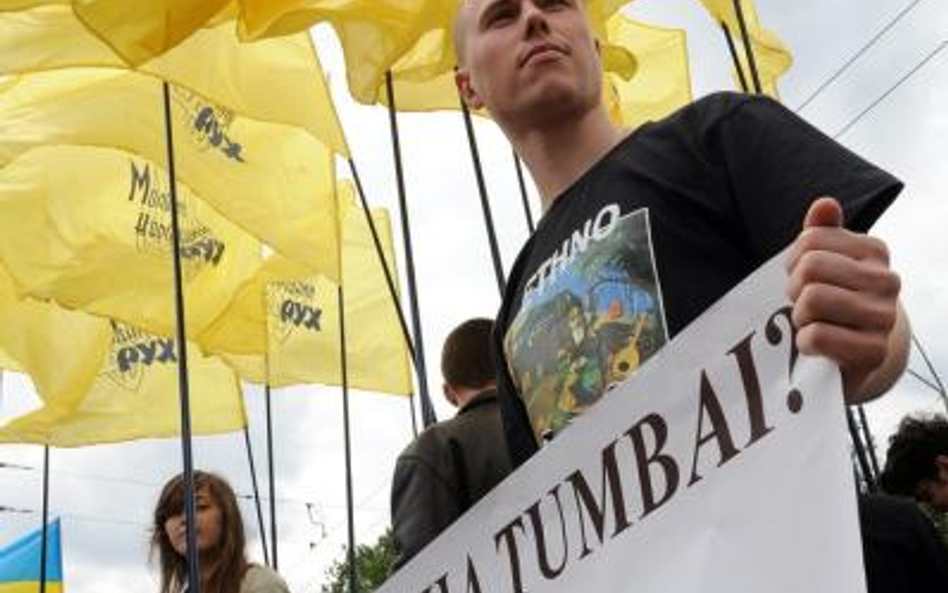 Protest w stolicy Ukrainy przeciw stacjonowaniu rosyjskiej floty na Krymie. "Lasha Tumbai" to tytuł 