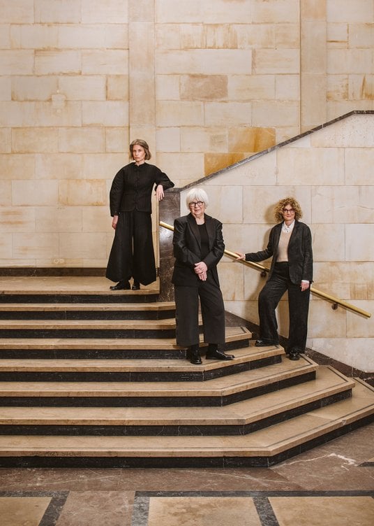 Od lewej: Zofia Wyganowska, projektantka, oraz kuratorki wystawy, Anna Maga i Federica Sala.