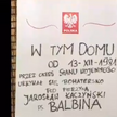 Tablica przed domem Jarosława Kaczyńskiego. "Bohatersko się ukrywał"