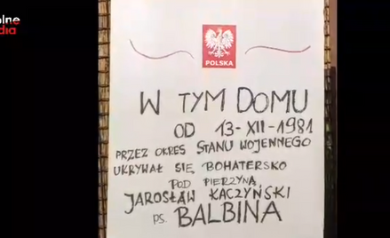 Tablica przed domem Jarosława Kaczyńskiego. "Bohatersko się ukrywał"