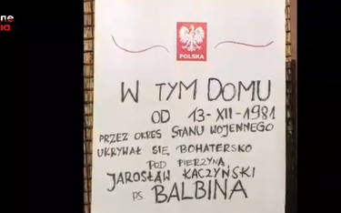 Tablica przed domem Jarosława Kaczyńskiego. "Bohatersko się ukrywał"