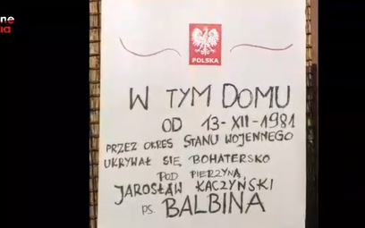 Tablica przed domem Jarosława Kaczyńskiego. "Bohatersko się ukrywał"
