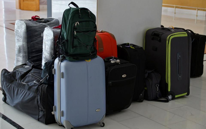 Konsul pomaga turystom, którzy czekają na samolot z Tajlandii