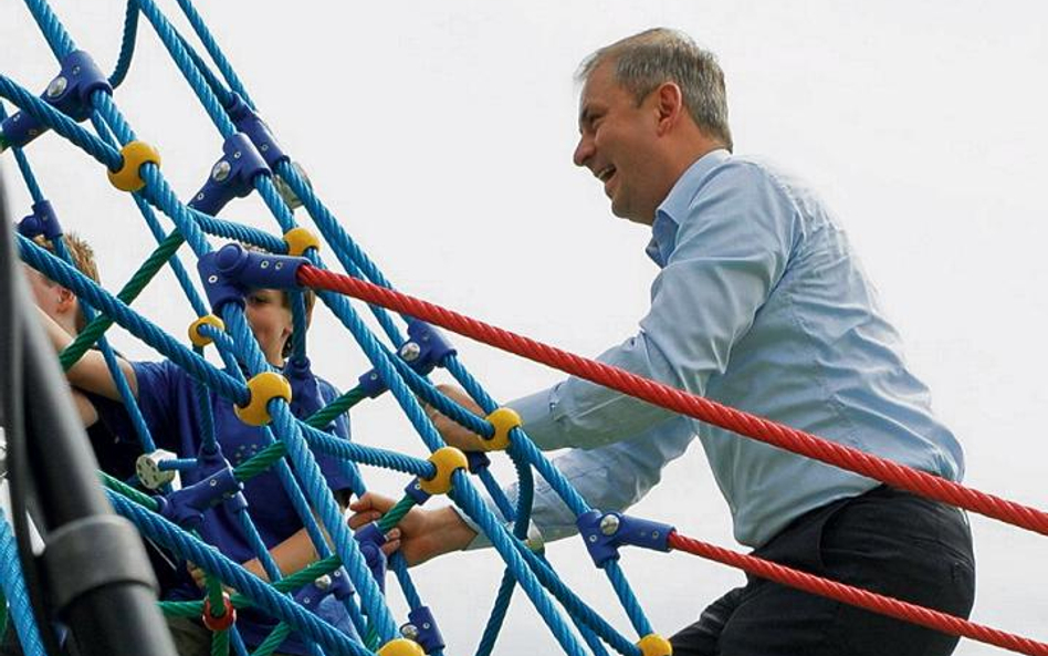 Grzegorz Napieralski był krytykowany za kampanię happeningową. Na zdjęciu podczas otwarcia placu zab