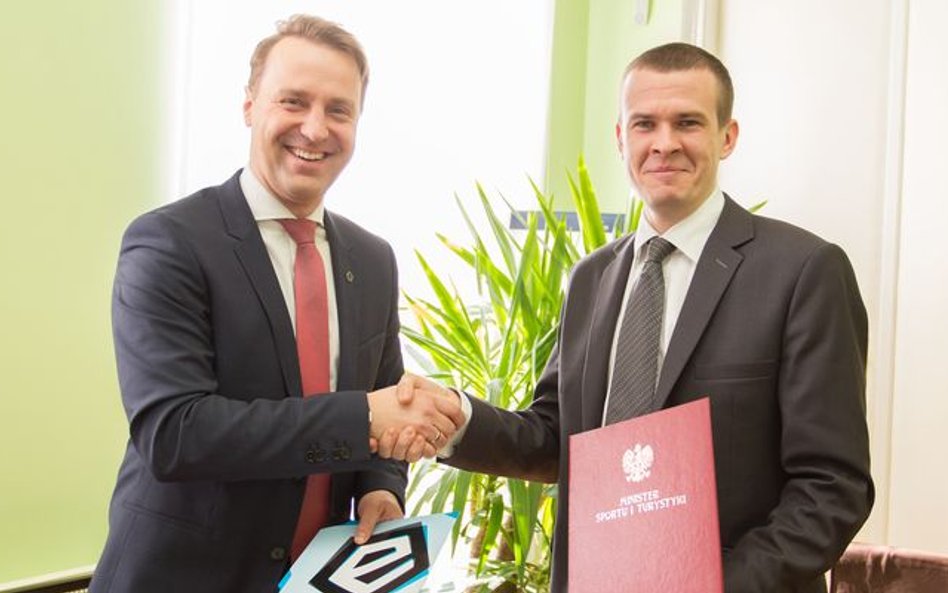 Prezes Ekstraklasa SA Dariusz Marzec (z lewej) i Witold Bańka, Minister Sportu i Turystyki