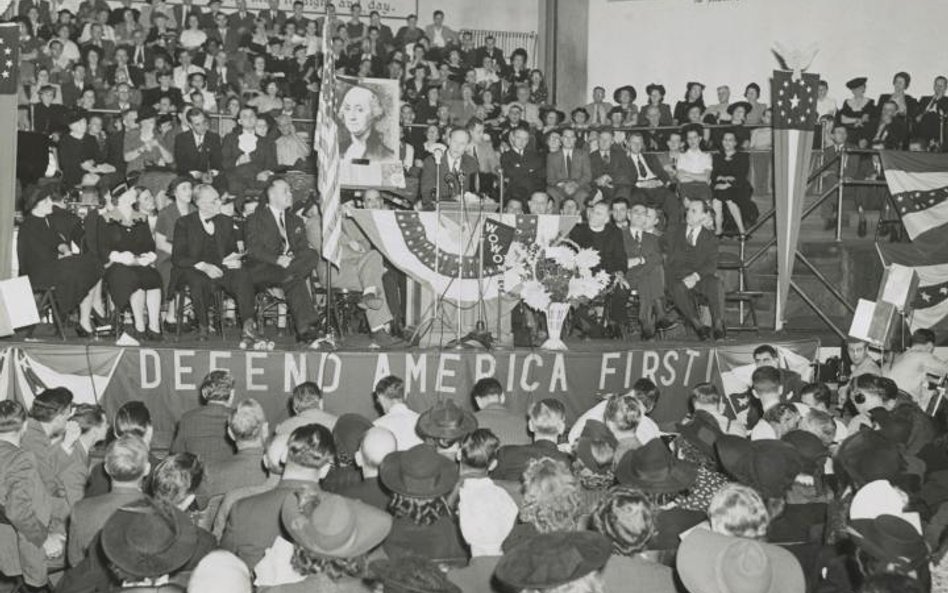 Charles Lindbergh przemawia na zjeździe AFC w czerwcu 1941 roku. Ten pionier lotnictwa był największ