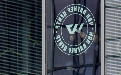 Pracownicy usuwają logo Grupy Wagnera z zamkniętego biura w Sankt Petersburgu