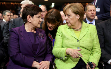 Kanclerz Niemiec Angela Merkel (P) i polska premier Beata Szydło (L) podczas uroczystego otwarcia mi