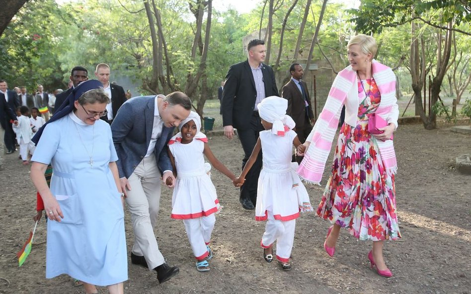 Prezydent RP Andrzej Duda (C) z małżonką Agatą Kornhauser-Dudą (P) podczas wizyty w szkole prowadzon