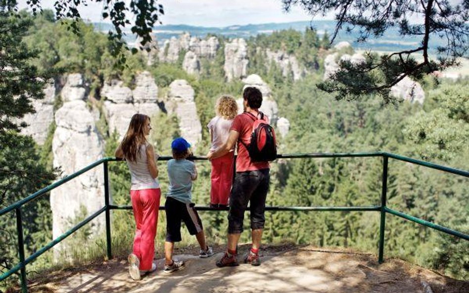 Dużo więcej turystów z Hiszpanii w Czechach