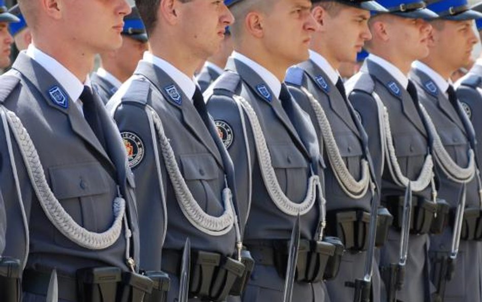 Policjantów brakuje szczególnie w pionach kryminalnych, dochodzeniowych, do rozpracowywania gangów (