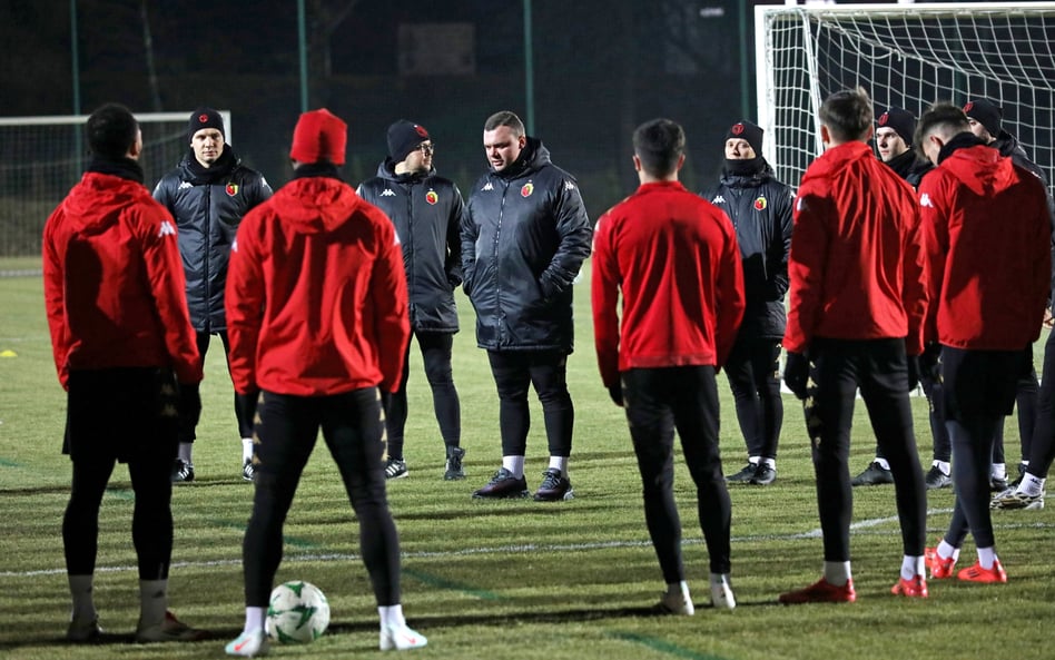 Trening Jagiellonii Adrian Siemieniec (C) prowadzi trening, 5 bm. w Białymstoku