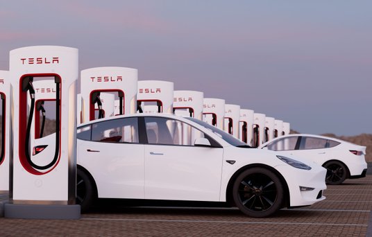 Akcje koncernu Tesla mocno spadały w dniu publikacji wyników za II kwartał. Zysk na akcję okazał się