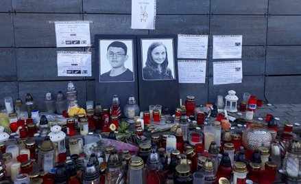 Kwiaty i znicze dla Jána Kuciaka i jego narzeczonej Martiny Kušnirovej pod redakcją Aktuality.sk, w 