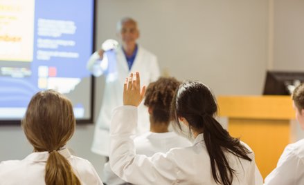 Polacy studiują medycynę online w Ukrainie