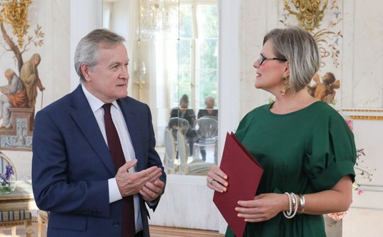 Minister kultury i dziedzictwa narodowego Piotr Gliński i  Marianna Otmianowska, nowa dyrektor Łazie