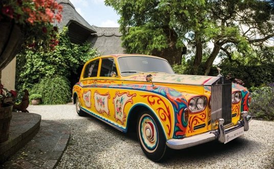 John Lennon miał dwa Phantomy, jednego z roku 1964, drugiego z 1968. Phantom V był wyposażony w tele