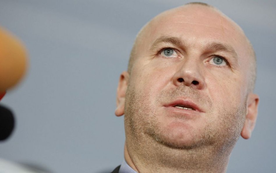 Były szef CBA skarży się premierowi