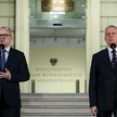 Minister spraw wewnętrznych i administracji, koordynator służb specjalnych Tomasz Siemoniak (P) oraz