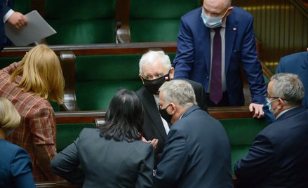 Sondaż. Spadek poparcia dla PiS. Jedna partia decyduje o losach rządu