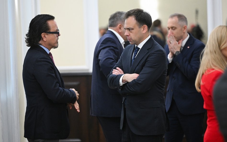 Minister aktywów państwowych Wojciech Balczun (L) oraz minister finansów i gospodarki Andrzej Domańs
