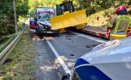 Miejsce wypadku na drodze krajowej nr 75 w Czchowie. W wyniku zderzenia lawety z karetką pogotowia t