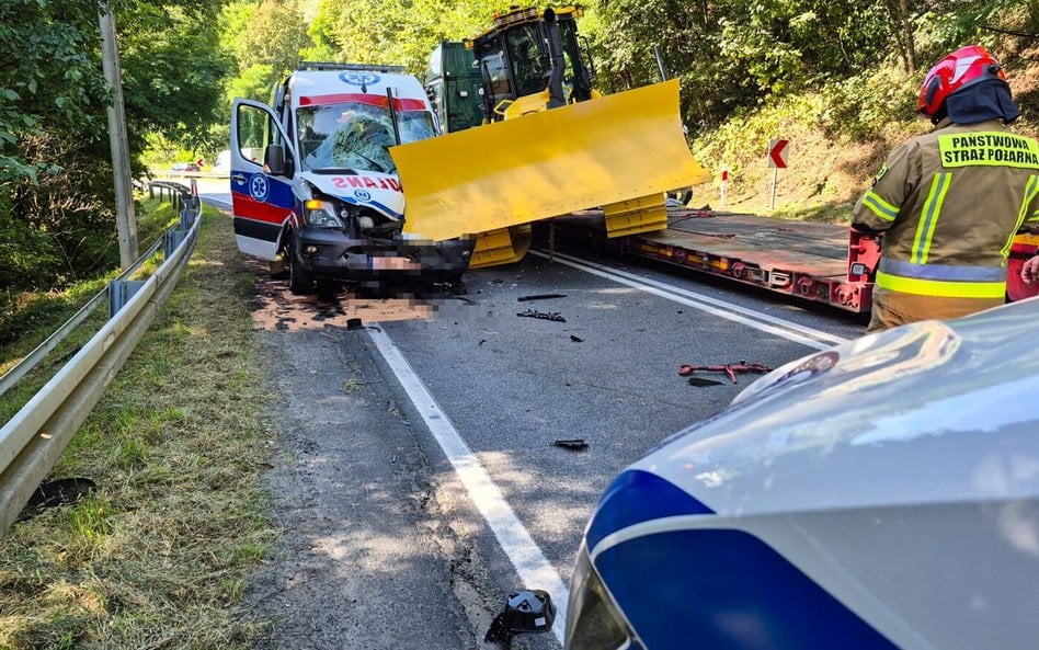 Miejsce wypadku na drodze krajowej nr 75 w Czchowie. W wyniku zderzenia lawety z karetką pogotowia t