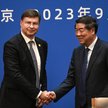 Europejski komisarz ds. handlu Valdis Dombrovskis i wicepremier Chin He Lifeng podczas konferencji p